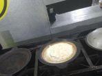 martabak-hong-sedang-dimasak-martabak-ini-mulai-banyak-pelanggannya.jpg