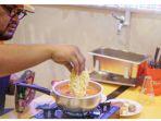 Viral Warung Mi Instan Berkonsep Sesukamu di Bekasi, Mau Dimasakin atau Masak Sendiri?