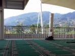 Video Masjid Al-Muqsith -- Salat Ditemani Semilir Angin Puncak Bogor, Kubahnya Berbentuk Payung