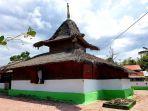 masjid-wapauwe-di-maluku.jpg
