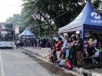 masyarakat-mengantre-saat-menaiki-bus-wisata-di-kawasan-monumen-nasional.jpg