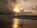 matahari-terbit-di-salah-satu-sudut-pantai-gemah-tulungagung-jawa-timur.jpg