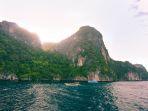 maya-bay-di-thailand-ini-sempat-ditutup-karena-kondisinya-yang-memprihatinkan.jpg