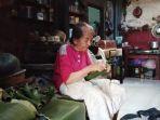 mbah-satinem-saat-ditemui-sedang-membuat-lontong.jpg