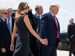 melania-trump-dan-donald-trump-turun-dari-pesawat-kepresidenan.jpg