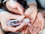 memakai-hand-sanitizer.jpg