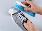 membersihkan-sepatu_20180805_083938.jpg