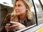 menggunakan-earphone-saat-berkendara.jpg