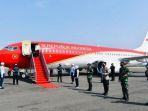 menggunakan-pesawat-kepresidenan-dengan-cat-baru-presiden-jokowi-tiba-di-madiun.jpg