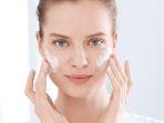 menggunakan-produk-skincare.jpg