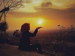 menikmati-sunset-di-puncak-sosok-bantul.jpg