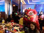 meriahnya-suasana-gala-dinner-sambut-tahun-baru-imlek-di-hotel-santika.jpg