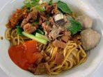 Mencicipi Nikmatnya Mie Ayam Pak Gepeng, Kuliner Langganan Para Konglomerat di Pondok Indah