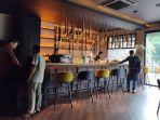 mini-bar-yang-ada-di-lantai-dua-restoran-the-front-room-bistro-bar-jakarta-kamis-622020.jpg