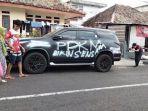 mobil-fortuner-yang-dicorat-coret-pemiliknya-karena-ppkm-darurat.jpg