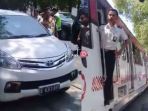 mobil-pakir-sembarang-di-atas-rek-kereta-di-solo_20170913_101452.jpg