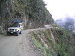 mobil-yang-melintasi-north-yungas-road-satu-jalan-paling-berbahaya-di-dunia.jpg