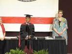 momen-ahmad-munjizun-saat-wisuda.jpg