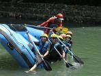 momen-seru-rafting-di-sungai-elo.jpg