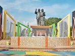 monumen-cinta-sejati-bj-habibie-dan-ainun-di-parepare.jpg