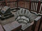 monumen-gempa-bumi-di-yogyakarta-yang-berlokasi-di-area-candi-prambanan.jpg