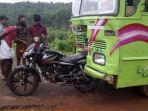 motor-tertabrak-truk-di-india_20180324_132057.jpg