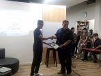 muhammad-thoric-menerima-bingkisan-dari-general-manager-tribunnews-solo-vovo-susatyo.jpg