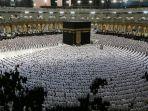 muslim-berdoa-di-sekitar-kabah-tempat-suci-umat-islam-masjidil-haram-di-kota-saudi-mekah.jpg