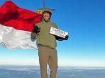 nadiem-makarim-mendaki-gunung-tambora.jpg