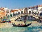 naik-gondola-menyusuri-kanal-kanal-di-venesia.jpg