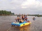naik-sampan-di-danau-tangkas-jambi.jpg