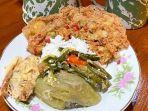 nasi-yang-dilengkapi-sayur-lodeh-dan-telur-dadar-krispi-di-waroeng-kopi-klotok-cisarua.jpg