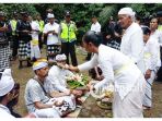 ngaturang-guru-piduka-di-depan-palinggih-pekiisan_20180928_111734.jpg