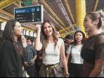 nia-ramadhani-di-stasiun-krl.jpg