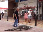 nobumitsu-dan-caiman-jalan-jalan-di-sekitar-kota.jpg