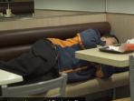 orang-hong-kong-tidur-di-mcdonalds_20180913_175356.jpg