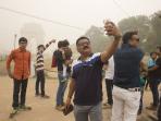 orang-india-selfie-di-tengah-polusi_20161107_170933.jpg