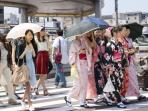 orang-jepang-mengenakan-kimono_20160913_084045.jpg