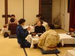 orang-jepang-yang-sedang-makan-bersama.jpg