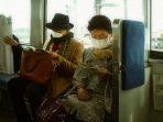 orang-jepang-yang-sudah-berusia-lanjut-tengah-menaiki-trem.jpg
