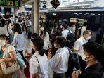 orang-orang-berjalan-di-peron-stasiun-kereta-api-di-tokyo-pada-28-juli-2021.jpg
