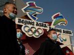 orang-orang-berjalan-melewati-logo-olimpiade-musim-dingin-beijing-2022.jpg