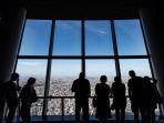 orang-orang-di-dek-observasi-tokyo-skytree-tokyo-jepang.jpg