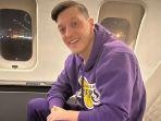 ozil-di-pesawat.jpg