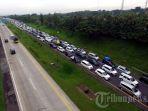 padatnya-kendaraan-yang-melintasi-tol-cikopo-palimanan.jpg