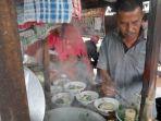 pak-suro-baju-abu-abu-saat-menyiapkan-pesanan-mie-ayam.jpg