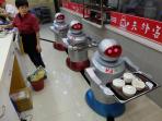 Pangolin Robot - Super Canggih! Robot Pelayan Makanan Ini Siap Hantarkan Pesanan