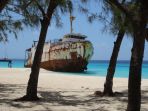pantai-dengan-kapal-karam_20180601_115847.jpg
