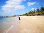 pantai-di-sanya-hainan.jpg