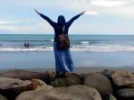 Pantai Mantak Tari Aceh - Dua Bocah Keluar Dari Dalam Bekas Benteng, Ombaknya Lembut Menyapu Kaki